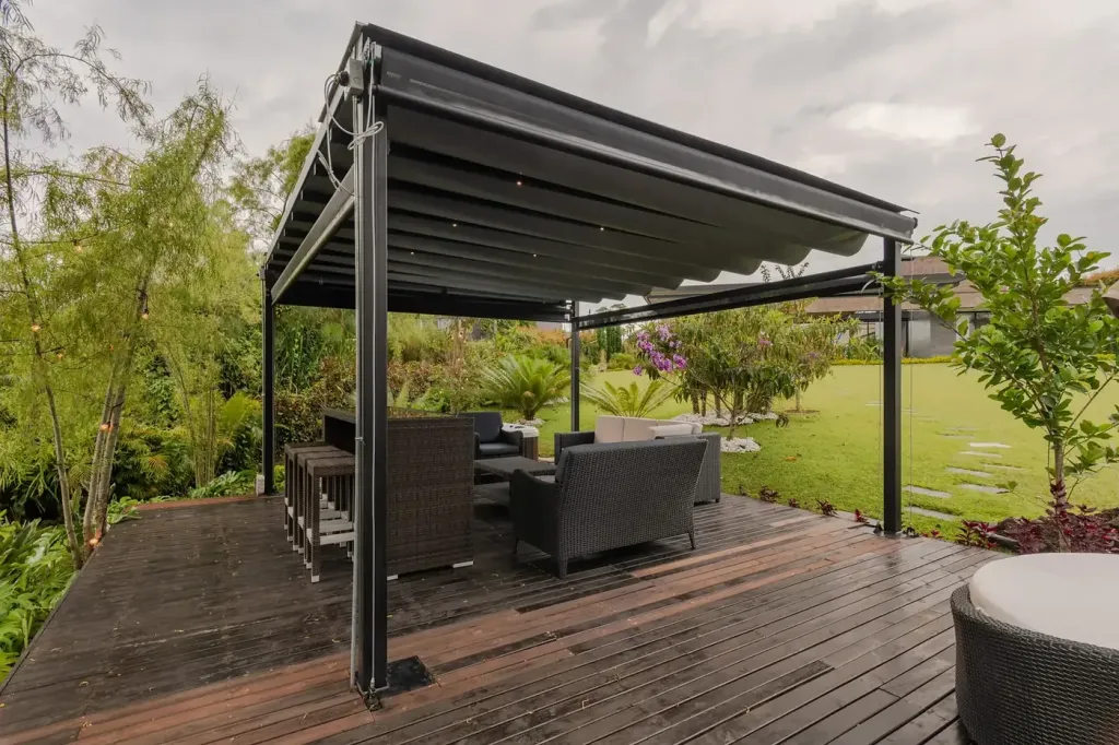 pérgola retráctil PergoFlex vista desde el deck, con la lona desplegada y las luces led integradas