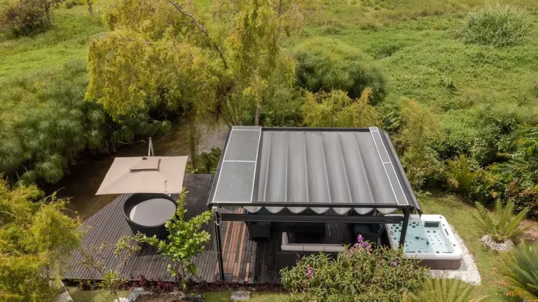 vista aérea de la pérgola retráctil PergoFlex con la lona extendida sobre el deck de madera de un apartamento