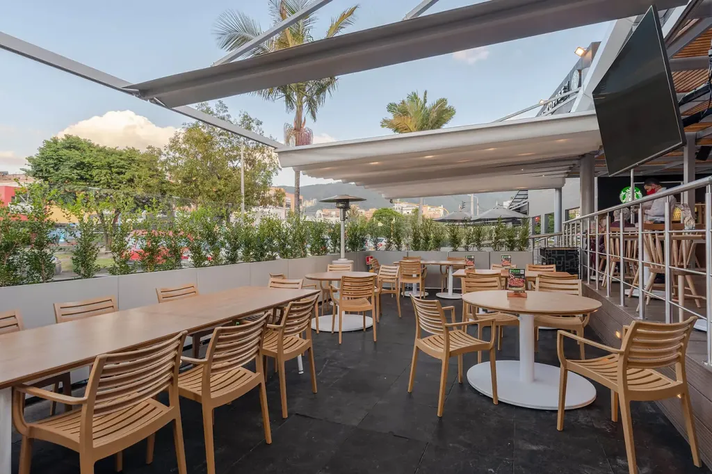 pérgola retráctil PergoFlex recogida: la misma terraza de mesas abierta al cielo
