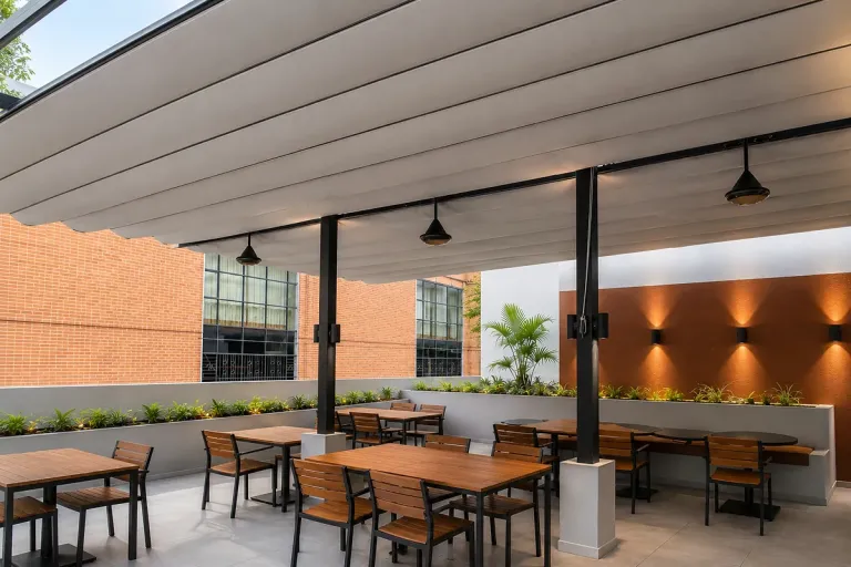 Pérgola retráctil PergoFlex con iluminación integrada en la estructura sobre la terraza de un restaurante