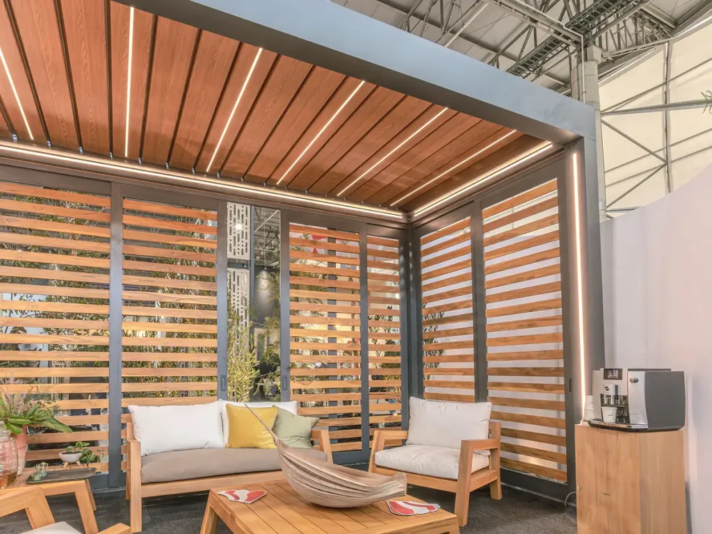 Iluminación LED integrada en las lamas de una pérgola bioclimática PergoLam en la feria del diseño de Medellín