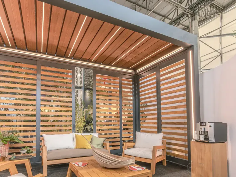 Iluminación LED integrada en las lamas de una pérgola bioclimática PergoLam en la feria del diseño de Medellín