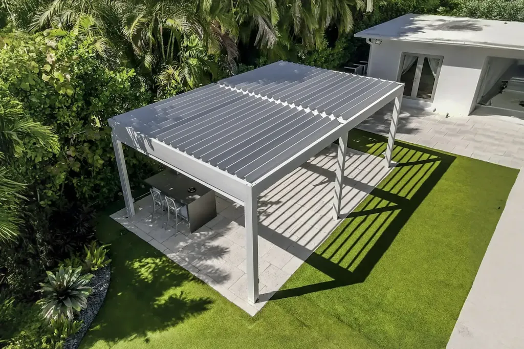 Pérgola bioclimática PergoLam Maxi sobre la zona de estar del jardín de una vivienda, vista aérea