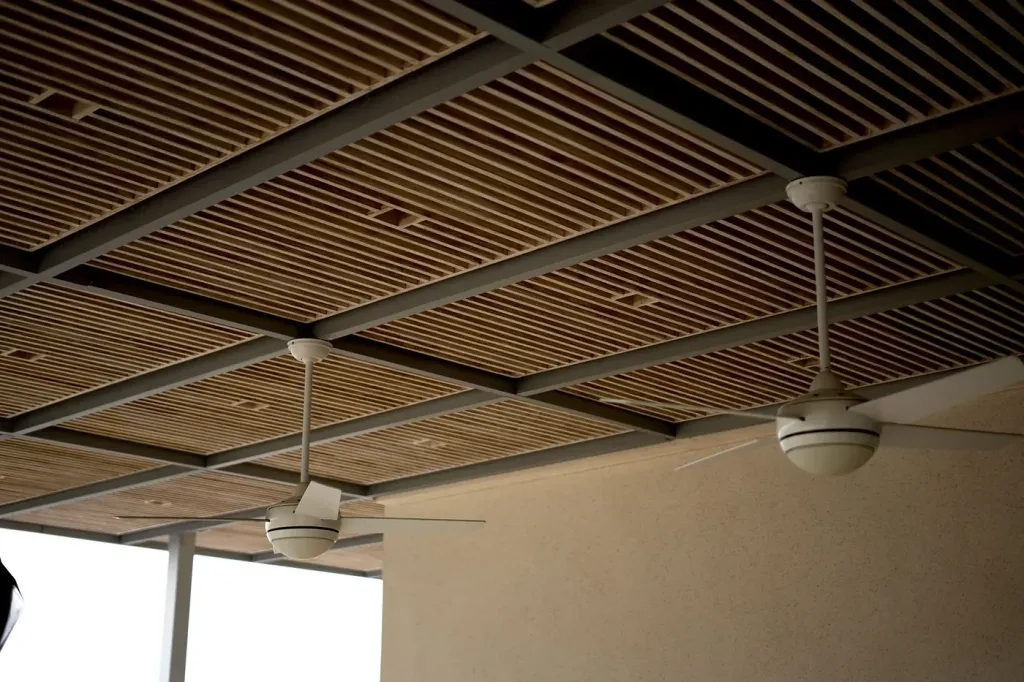 entramado de listones de madera y perfilería de acero de la pérgola fija de un apartamento