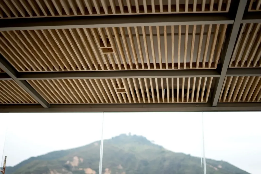 detalle de la pérgola fija en aluminio y acero sobre los paneles de vidrio del cerramiento