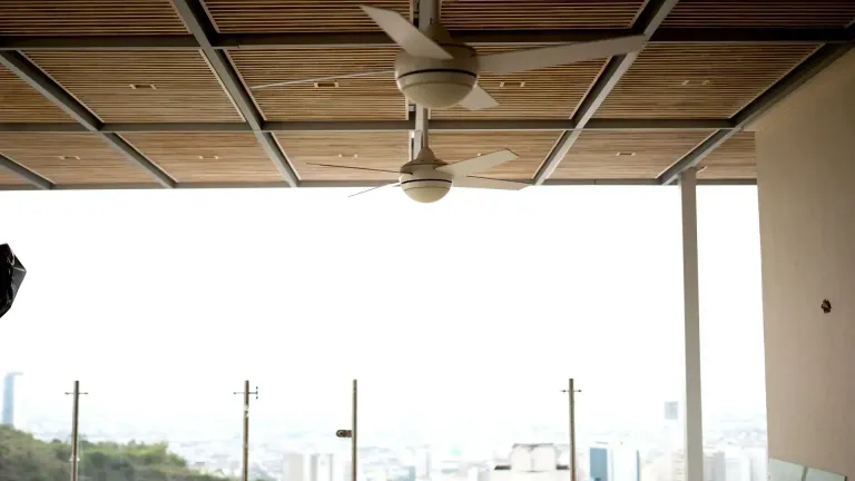 pérgola fija en aluminio y acero con listones de madera sobre la terraza de un apartamento