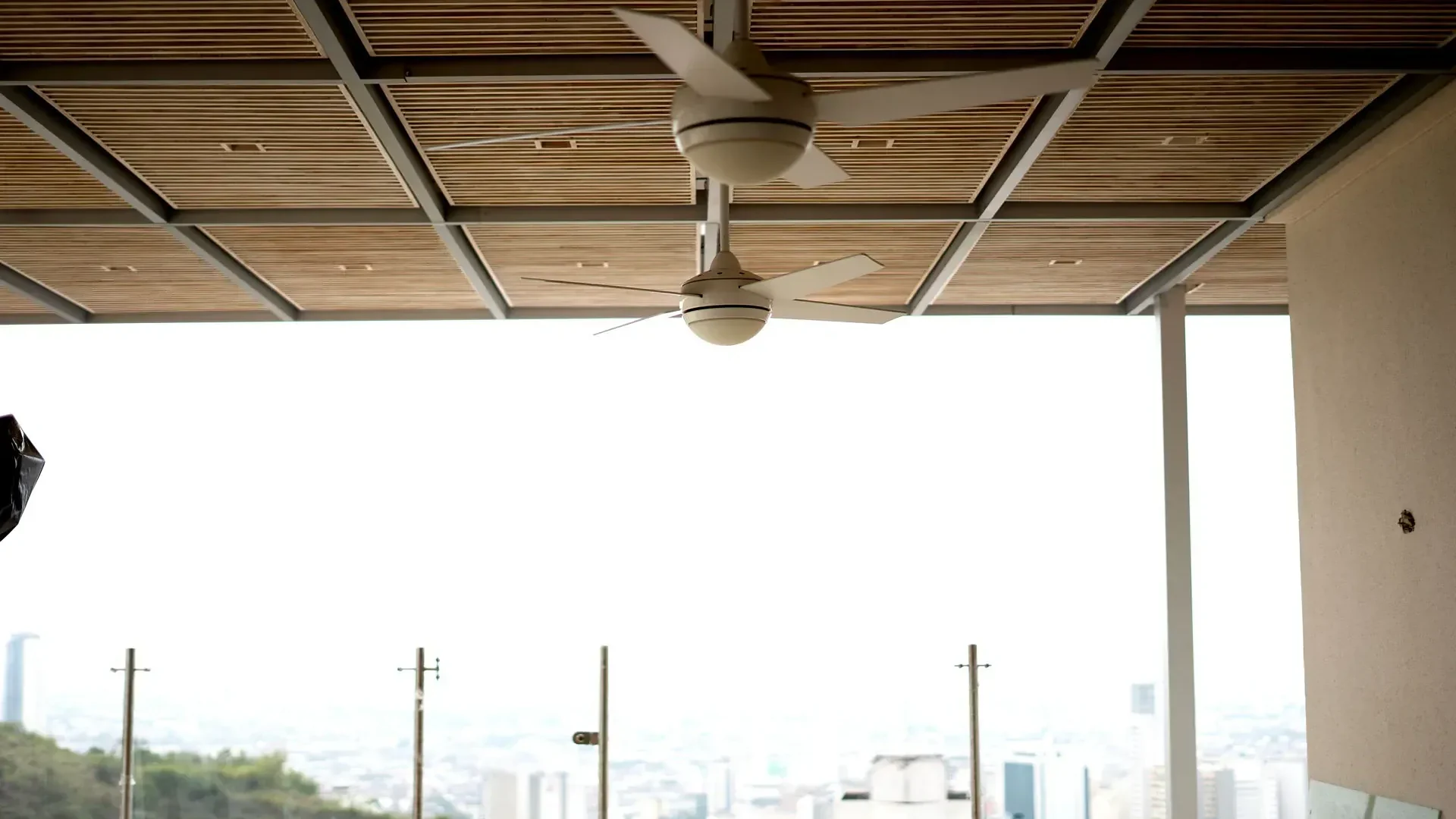 pérgola fija en aluminio y acero con listones de madera sobre la terraza de un apartamento