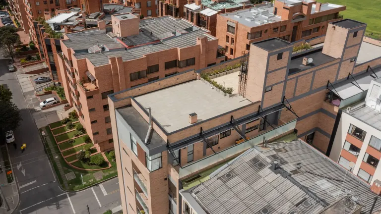 vista aérea del Edificio Albatroz con la pérgola retráctil desplegada sobre el balcón del último piso