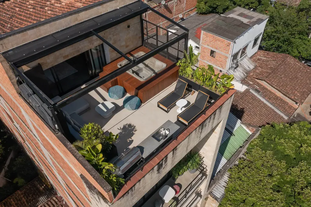 terraza en cubierta con la pérgola retráctil recogida y la estructura a la vista