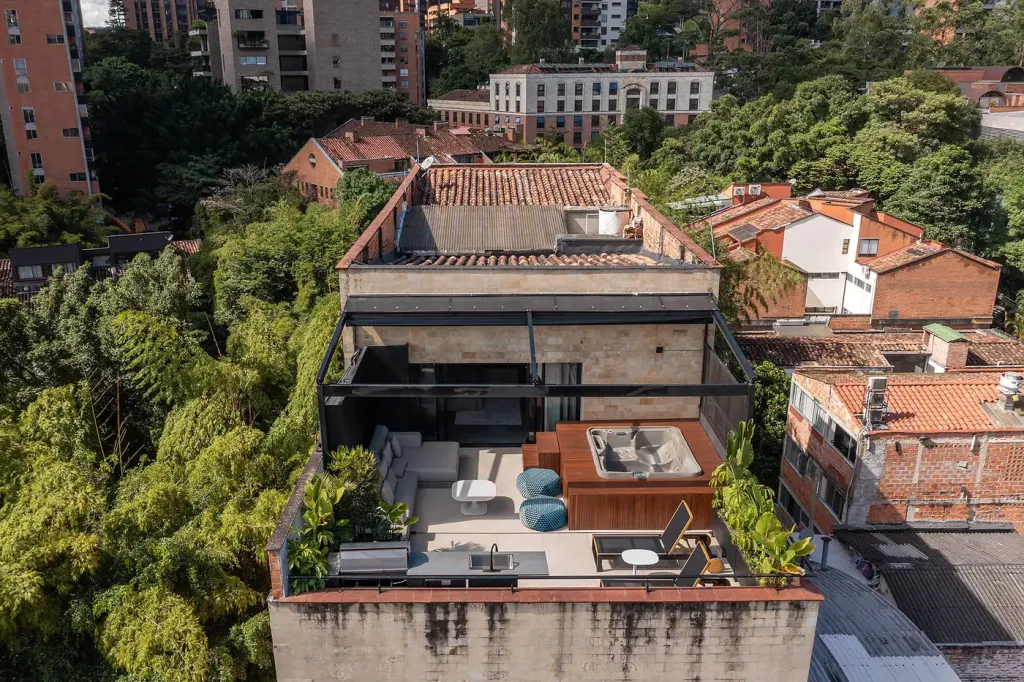 terraza en cubierta con pérgola retráctil sobre los tejados del barrio