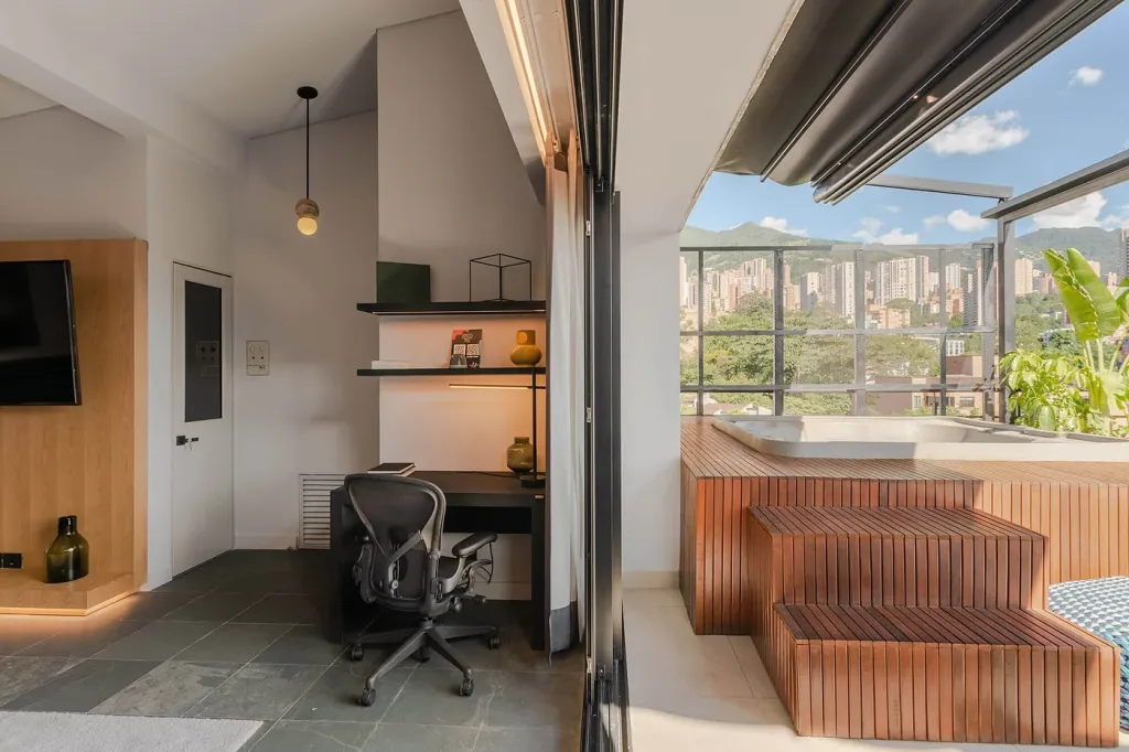 lona de la pérgola retráctil plegada en su guía, vista desde el interior del apartamento