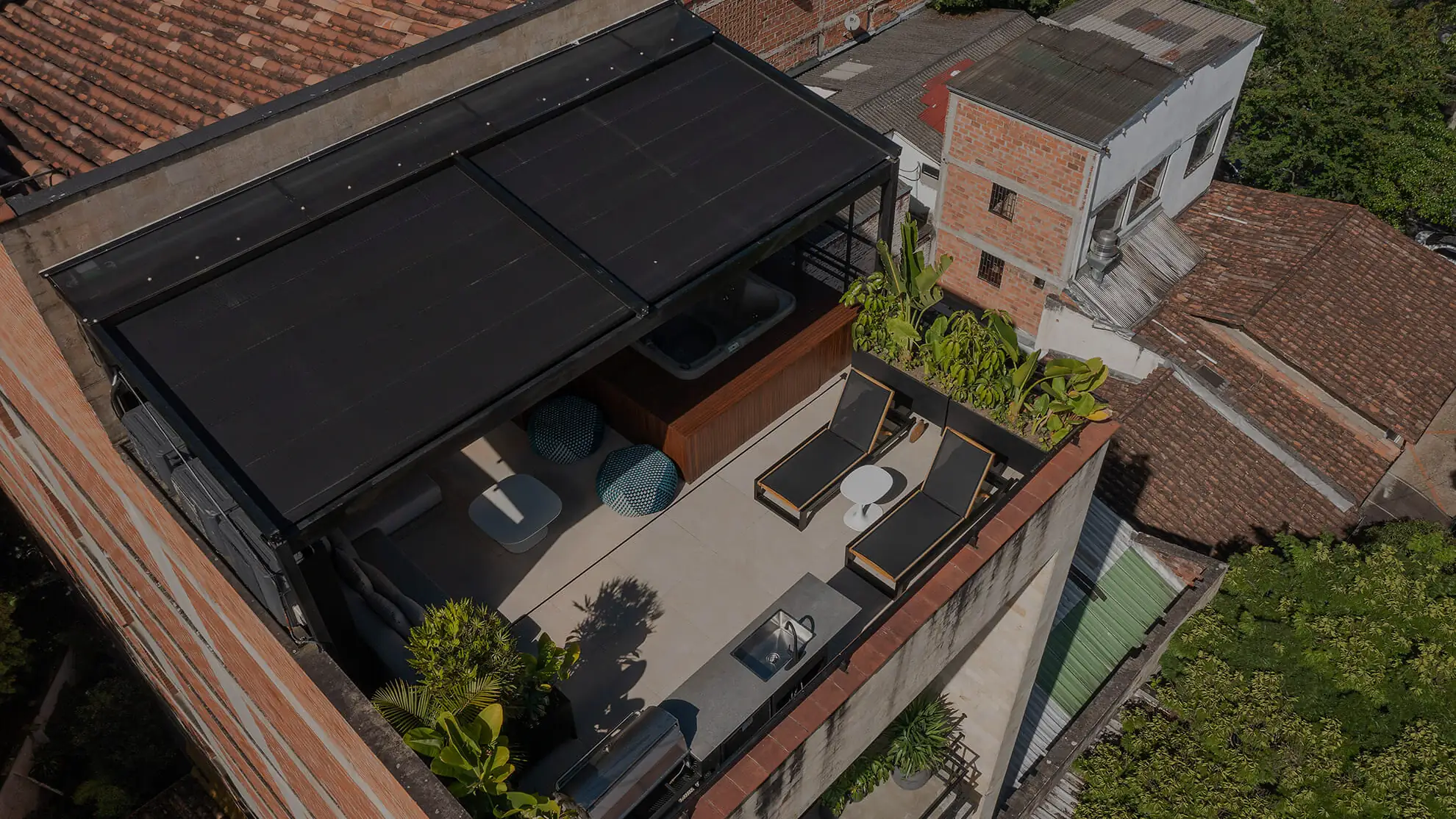 pérgola retráctil desplegada sobre la terraza en cubierta de un apartamento, vista desde el aire