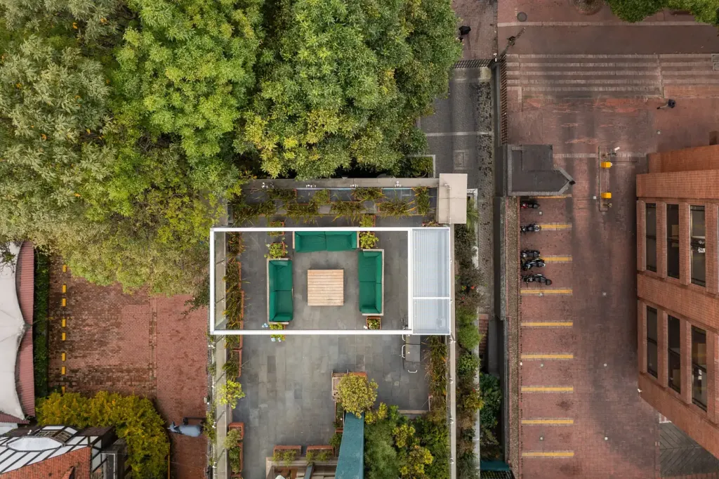vista cenital de la terraza con la lona de la pérgola retráctil recogida dentro de su perfil