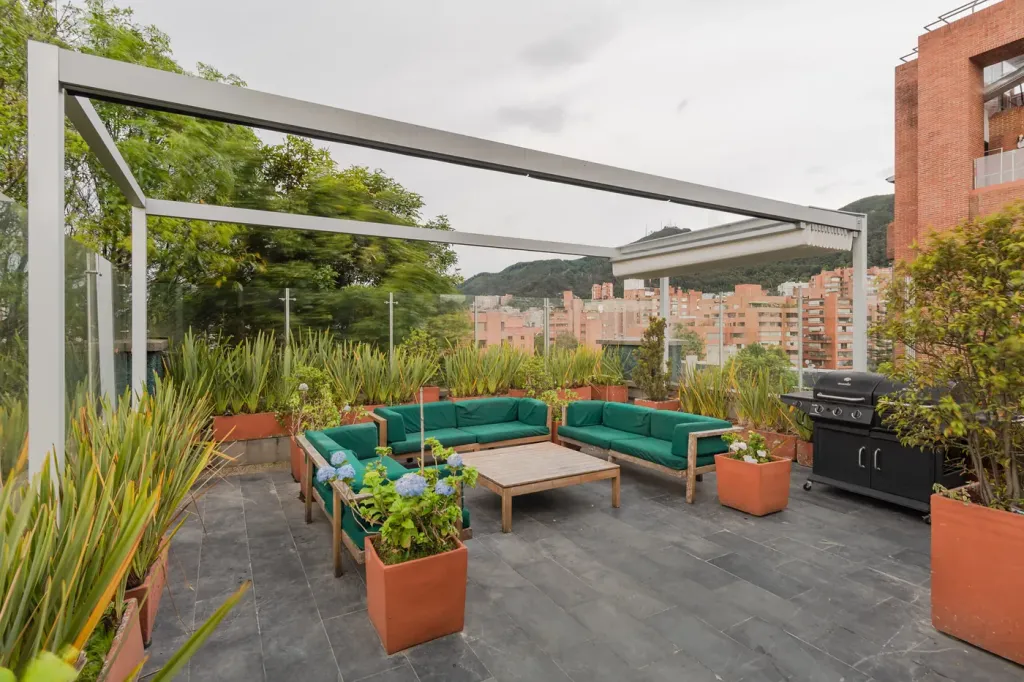 pérgola retráctil con la lona recogida: la terraza del edificio queda abierta al cielo