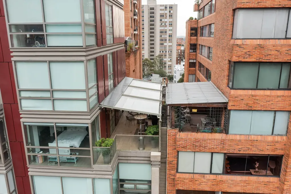 la terraza cubierta por la pérgola retráctil entre las dos torres del Edificio Icon Cabrera, en Bogotá