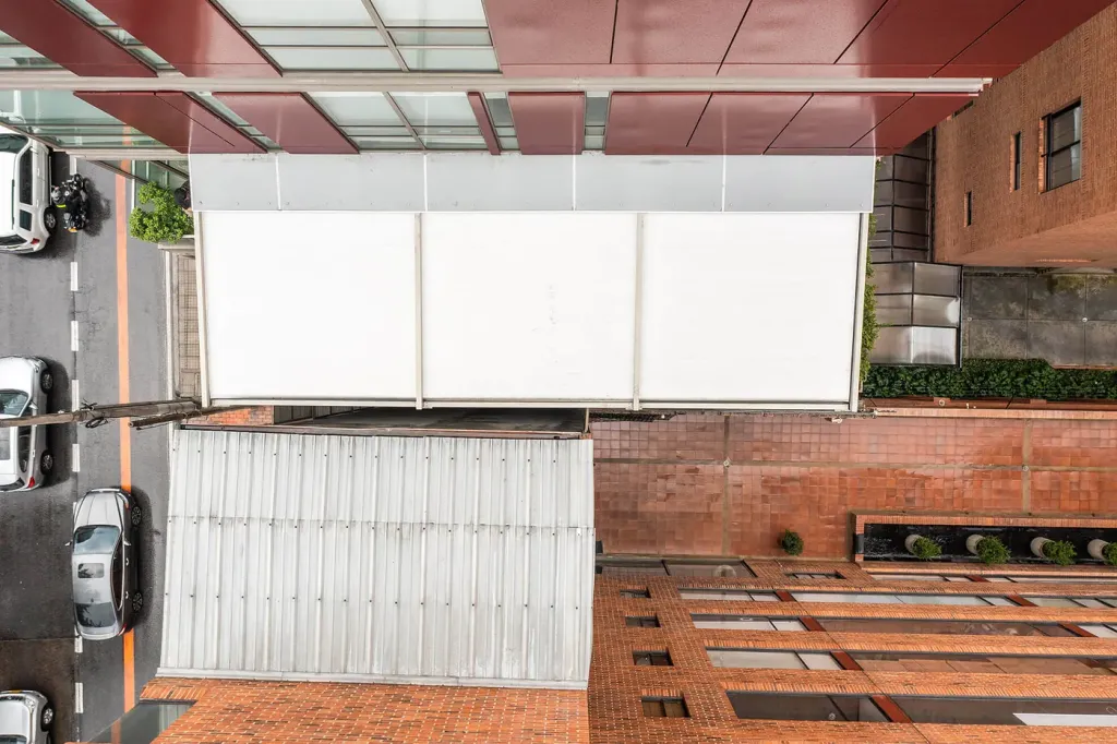 vista cenital de la pérgola retráctil desplegada, cubriendo la terraza entera del edificio en Bogotá