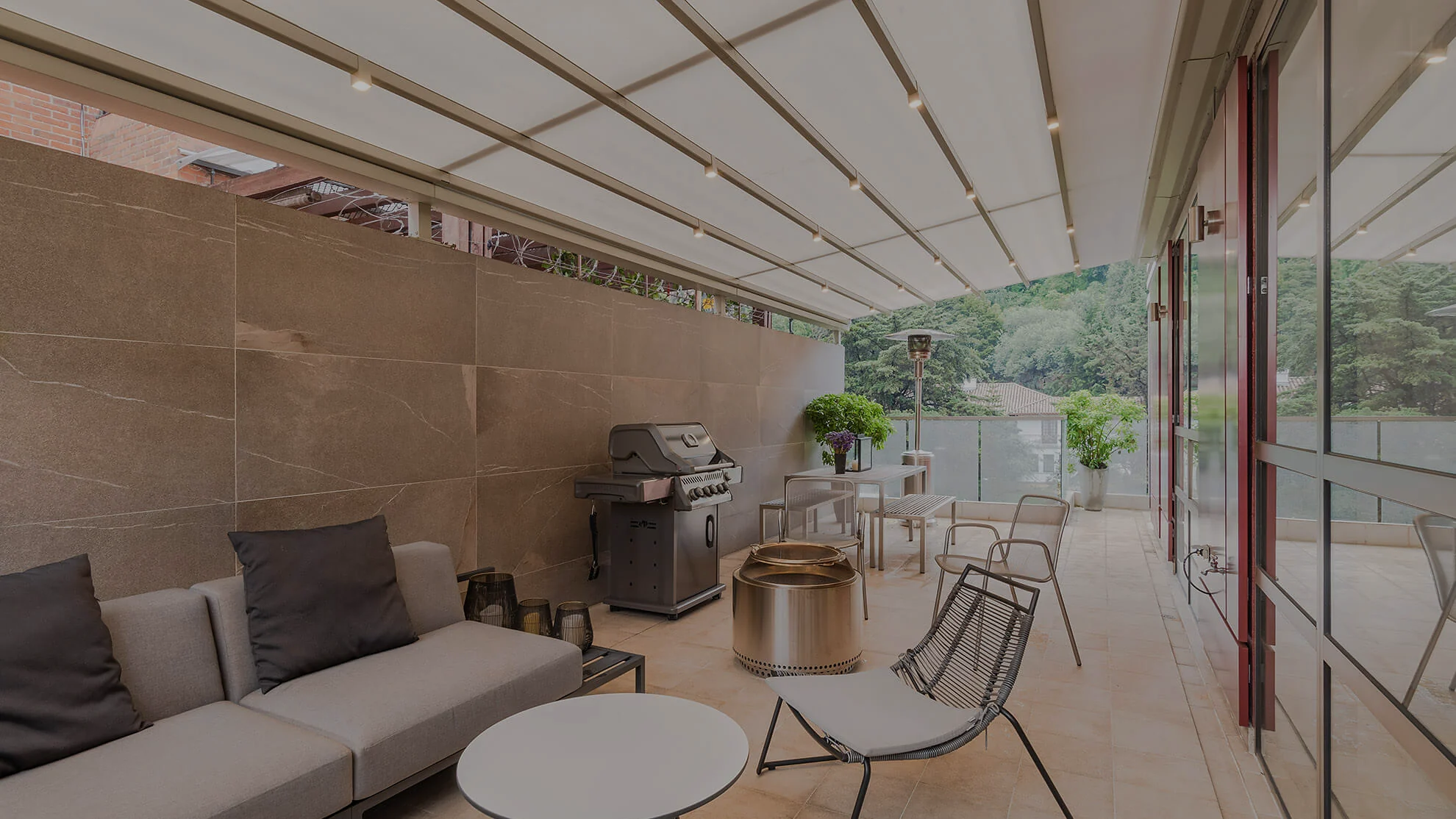 pérgola retráctil desplegada sobre la terraza del Edificio Icon Cabrera, en Bogotá, con sofá y asador