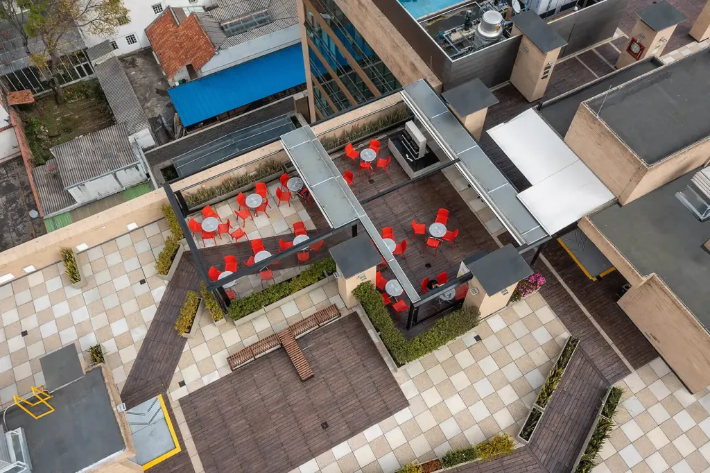 vista cenital de la azotea con las dos pérgolas retráctiles recogidas sobre el comedor exterior
