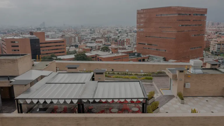 pérgolas retráctiles con la lona extendida sobre la terraza de la azotea de un edificio