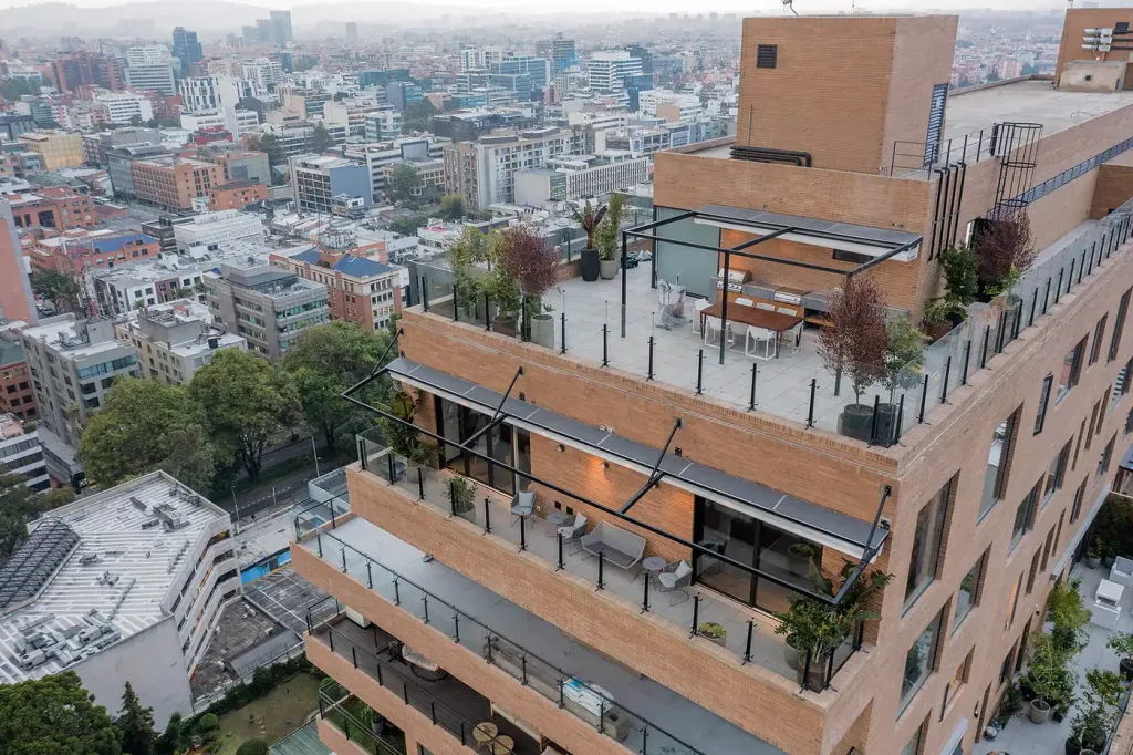 pérgolas retráctiles recogidas en la terraza y el balcón de un pent house sobre la ciudad