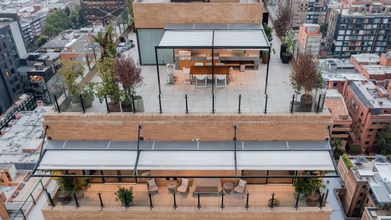pérgolas retráctiles desplegadas sobre las dos terrazas de un pent house, vistas desde el aire