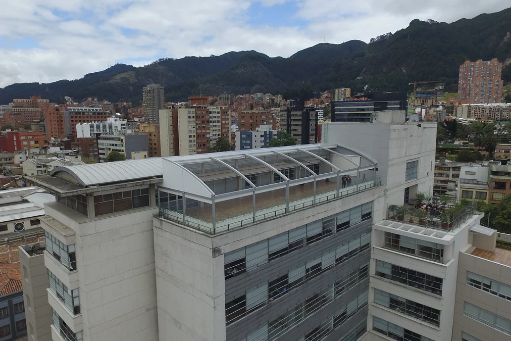 Vista aérea de la cubierta en domo de una pérgola retráctil PergoDom sobre un edificio, Bogotá