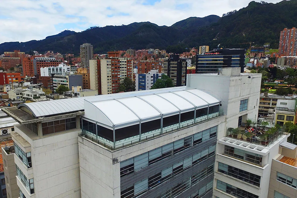 Pérgola retráctil PergoDom en la terraza superior de un edificio de Bogotá, vista desde un dron