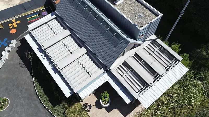 Vista aérea de dos pérgolas retráctiles Pergolite instaladas entre muros sobre los patios del restaurante Home Burger en Bogotá