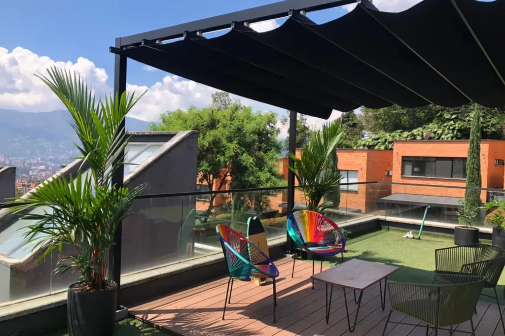 Pérgola retráctil Pergolite tipo gazebo sobre una terraza residencial