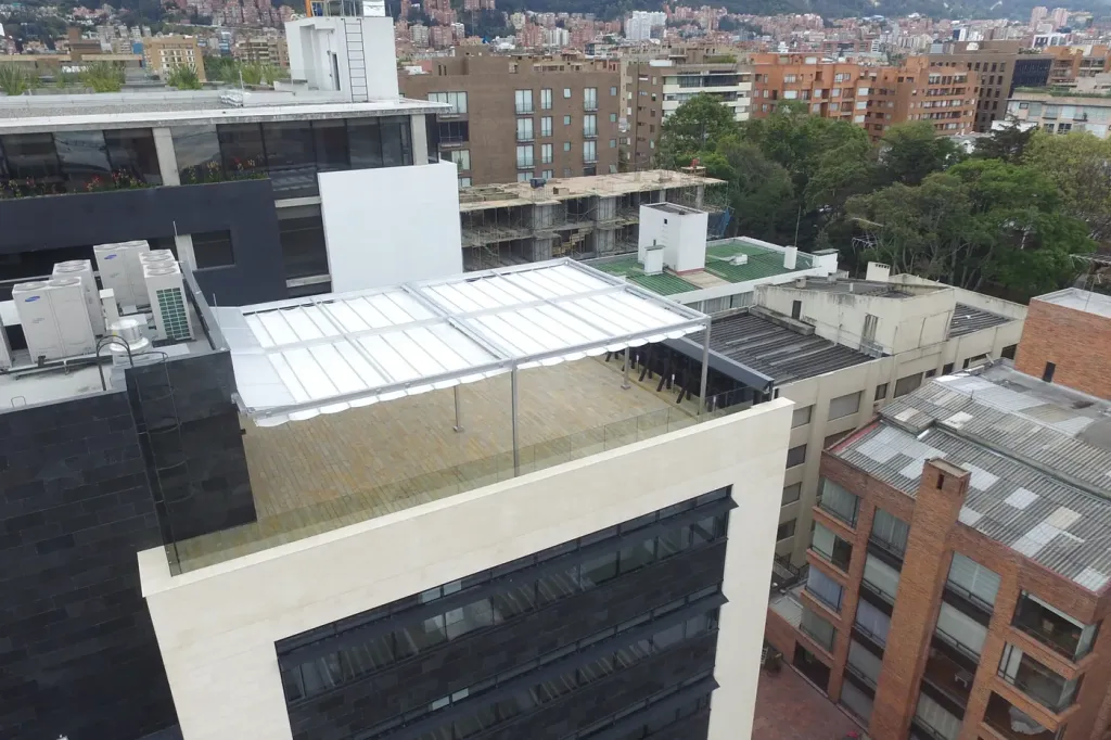 Vista aérea de la pérgola retráctil Pergolite tipo gazebo instalada en la azotea de Invertomo, Bogotá