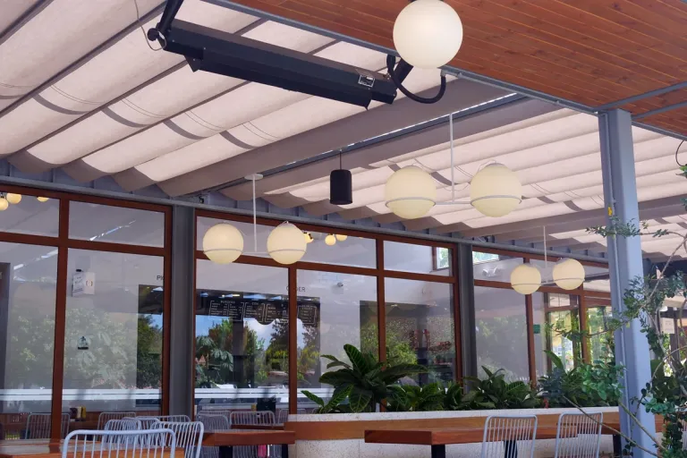 Iluminación y domótica integradas en la pérgola retráctil Pergolite instalada en Home Burger, Bogotá