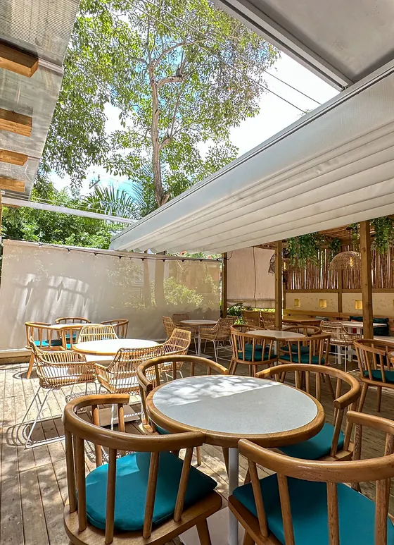 Pérgola retráctil Pergolite abierta sobre la terraza del restaurante Harissa Food