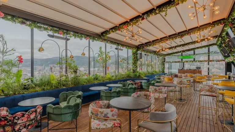 Terraza de rooftop cubierta con pérgola retráctil de lona, jardineras y zona de estar