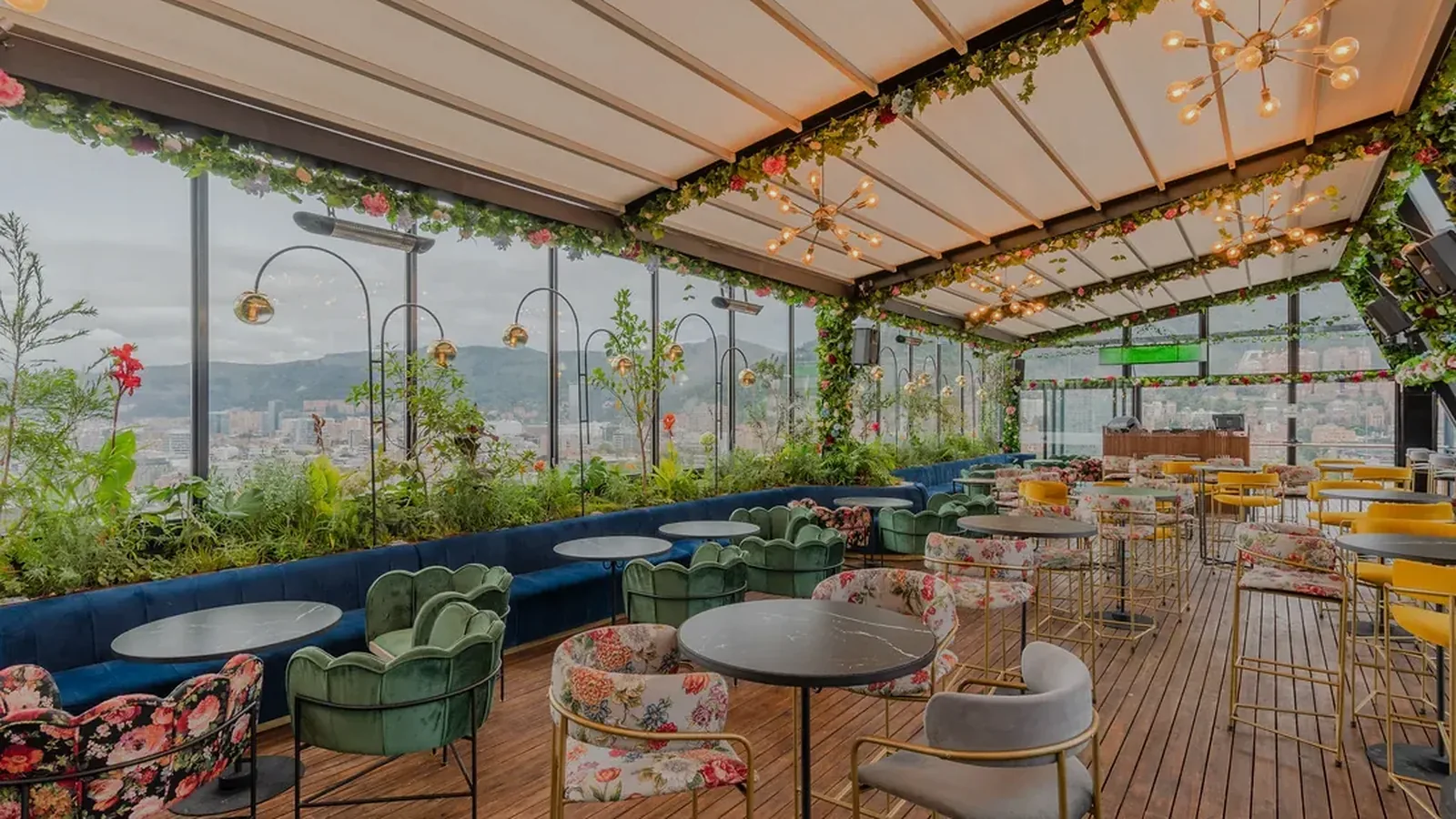 Terraza de rooftop cubierta con pérgola retráctil de lona, jardineras y zona de estar