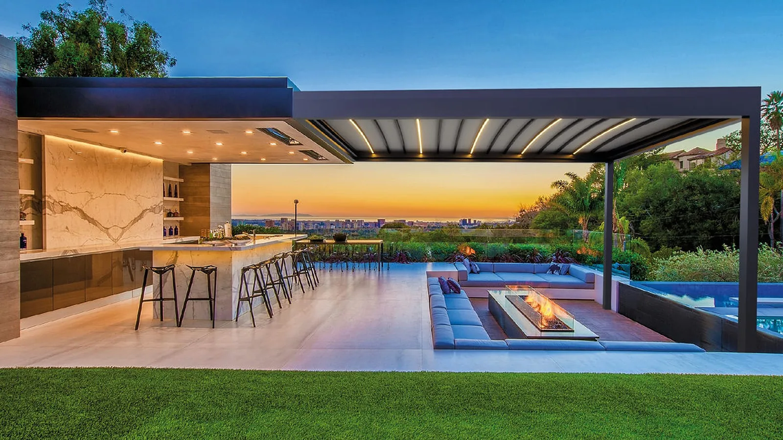 Pérgola PergoTek Design sobre la barra de una terraza con chimenea, al atardecer