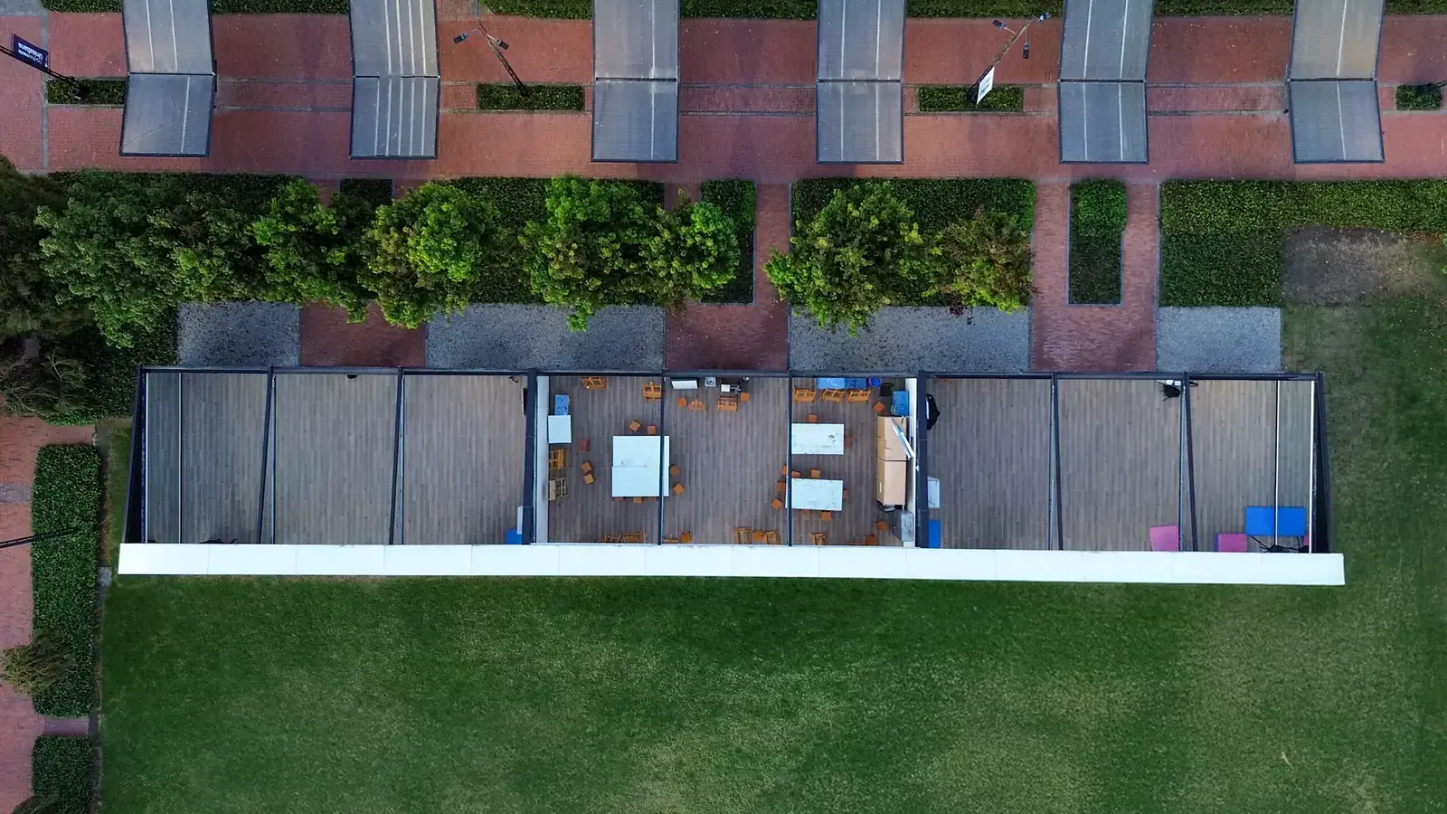 Vista aérea de la pérgola retráctil PergoTek con iluminación LED integrada sobre la zona recreativa de la Universidad de La Sabana