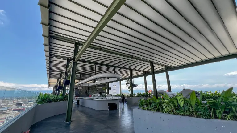 Pérgolas retráctiles PergoTek Romano de pendiente cero sobre el rooftop de un restaurante