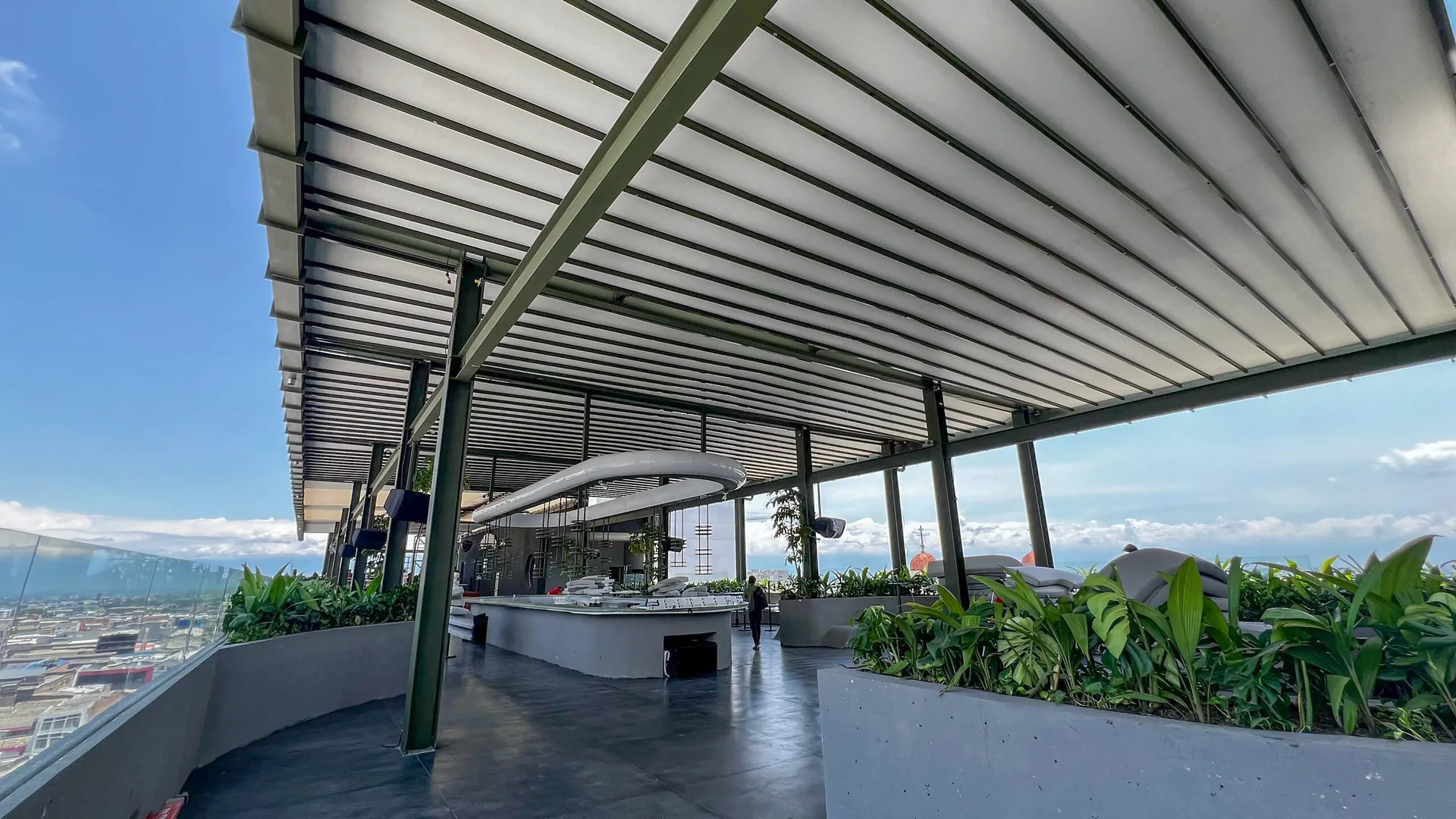 Pérgolas retráctiles PergoTek Romano de pendiente cero sobre el rooftop de un restaurante
