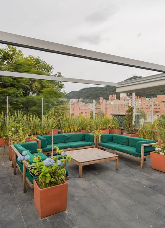 Terraza lounge cubierta con pérgola PergoTek Romano de pendiente cero, con vista a la ciudad