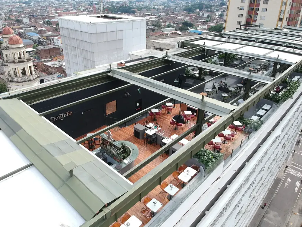 Vista aérea de un rooftop de restaurante con varias pérgolas PergoTek Romano planas