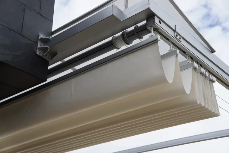 Canalización de agua por los pliegues de la pérgola retráctil Pergolite, con tensor lateral