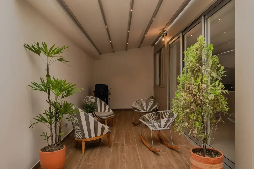 pérgola PergoTek apoyada entre los dos muros de la terraza, con la lona desplegada de lado a lado