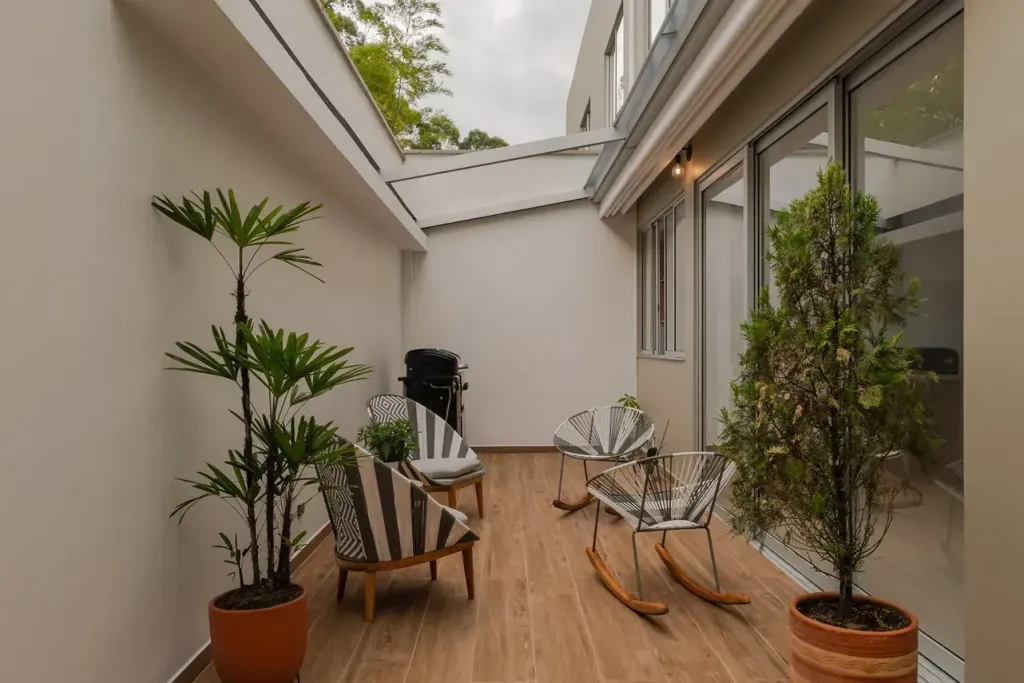 la lona de la pérgola PergoTek recogida: la terraza del apartamento queda abierta al cielo