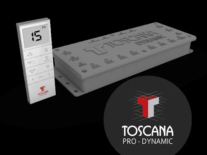 Central de domótica Toscana Pro-Dynamic junto a su control remoto con pantalla