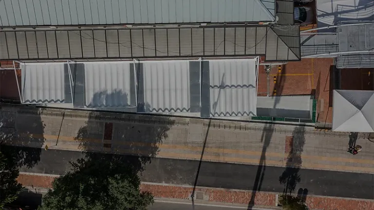 pérgola retráctil PergoTek desplegada sobre la terraza del restaurante Granada Hills, vista desde arriba