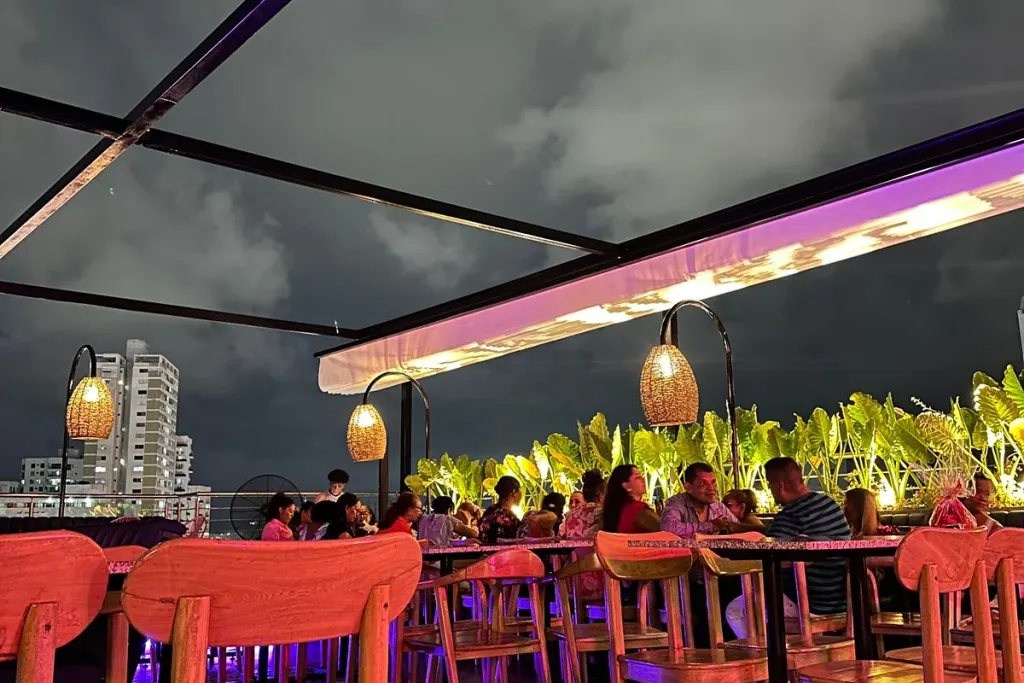 estructura de la pérgola retráctil con la lona recogida sobre la terraza, ya de noche