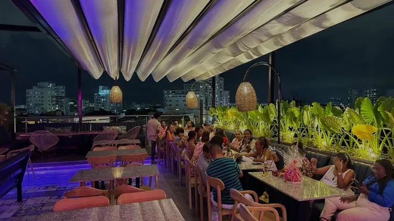 pérgola retráctil PergoTek desplegada e iluminada sobre la terraza del restaurante Ritual