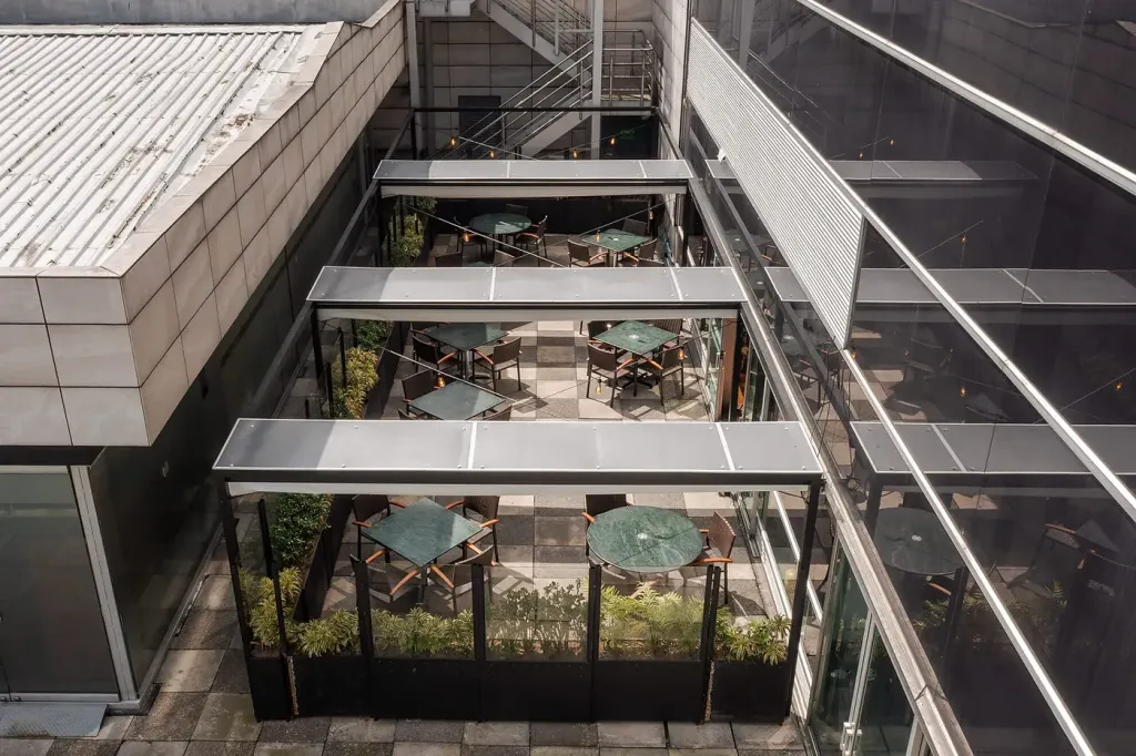 vista aérea de la cubierta retráctil PergoTek Romano sobre las tres bahías de mesas del restaurante