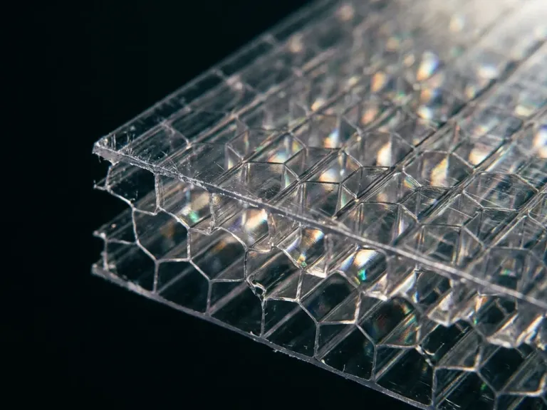 Detalle de una lámina de policarbonato alveolar: las celdas huecas del material con el que se fabrica la cubierta