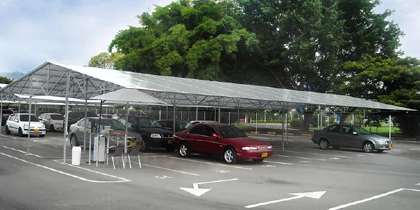 Cubierta fija en policarbonato sobre las bahías de un parqueadero exterior